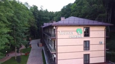 Goryachy Kluch 'un üst görüntüsü. Otel Lesnaya Skazka