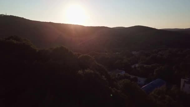 De stad Goryachy Kluch. Vliegen over bergen, bomen — Stockvideo