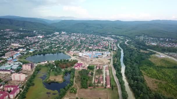 Città Goryachy Kluch, sopra la città e il lago Krugloe — Video Stock