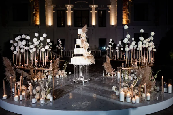 Zona da foto, bolo de casamento em camadas branco incomum . — Fotografia de Stock