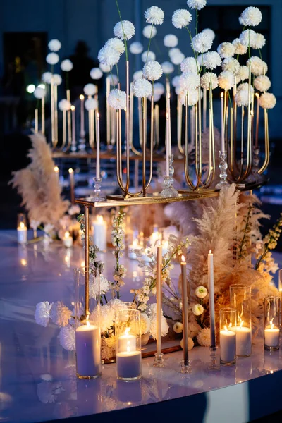 Decoração do casamento noite velas, flores secas brancas — Fotografia de Stock