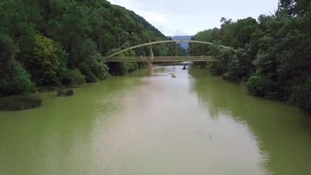 Disparos Vuelo Sobre Puente Schastliviy Río Psekups Ciudad Goryachy Kluch — Vídeos de Stock