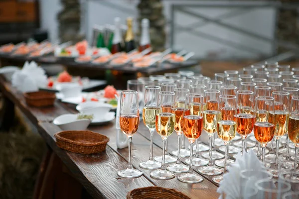 Buffet outdoor with glasses of champagne and wine. — Stock Fotó