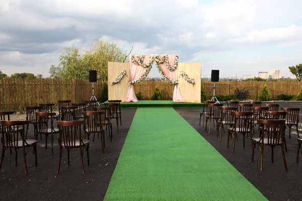 Декор помещения для проведения свадебной церемонии на открытом воздухе . — стоковое фото