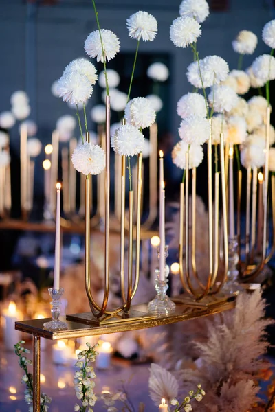 Decoração do casamento em velas escuras, flores secas brancas — Fotografia de Stock