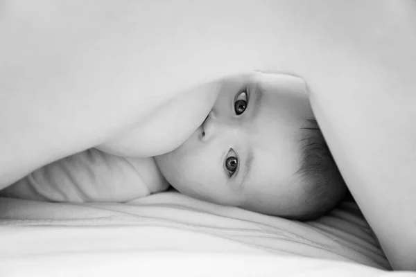 Black-white. a baby is breastfed eats lying. — Stock Photo, Image