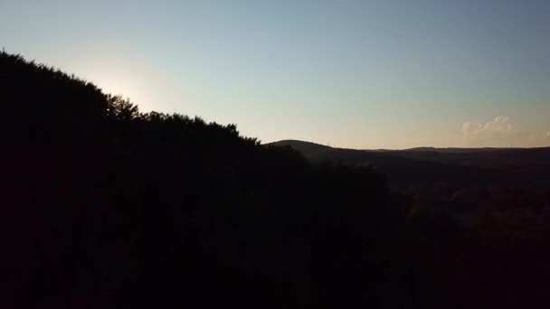 ville Goryachy Kluch. coucher de soleil sur les montagnes, les arbres 