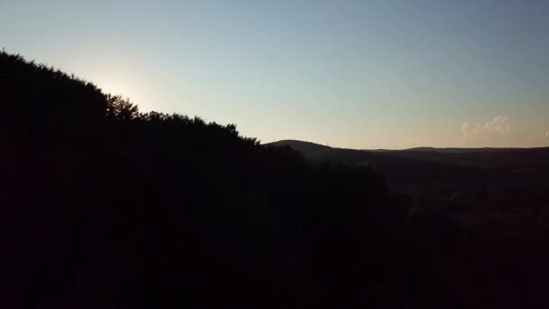 Ciudad Goryachy Kluch. puesta de sol sobre montañas, árboles — Vídeos de Stock