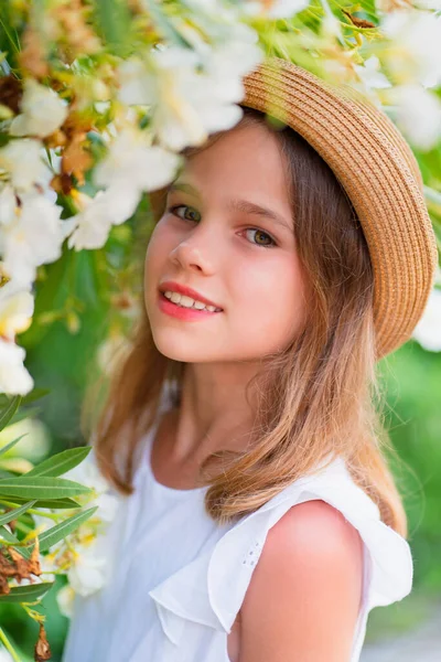 Una chica rubia entre flores blancas Vacaciones de verano — Foto de Stock