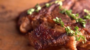Biberiyeli biftek, tahtaya yakın plan.