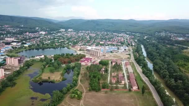 Città Goryachy Kluch, sopra la città e il lago Krugloe — Video Stock