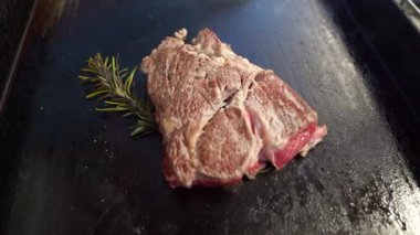 Fırında, kavrulmuş parça filiz biberiye, et