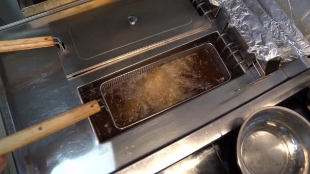 Agite a fritadeira com óleo fervente. Cozinhar . — Vídeo de Stock