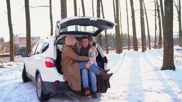 Família com filhas sentadas no porta-malas do carro — Vídeo de Stock