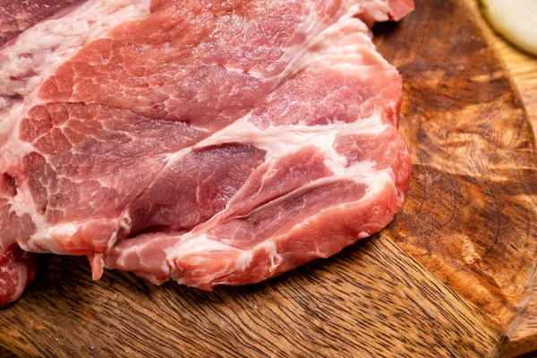 Сире м'ясо, свиняча шия на дерев'яному фоні — стокове фото
