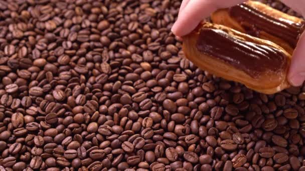 Заварні торти з шоколадною глазур'ю, одягнені на каву — стокове відео