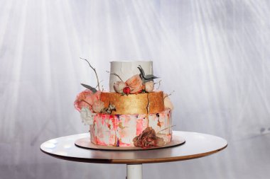 Kutlama için çiçekli üç katlı pasta..