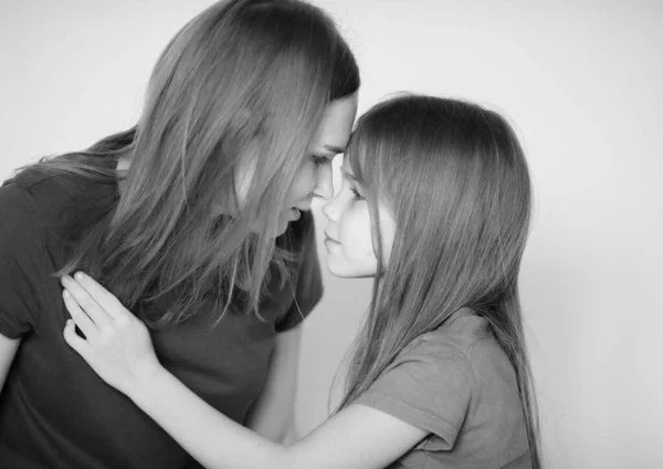 Madre e figlia si guardano — Foto Stock