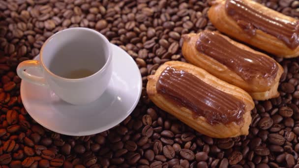 Cup tea, custard cake, on background coffee beans — Stok video