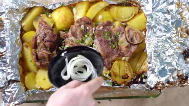 Baked in foil pork neck, potatoes sprinkled onions — Stock videók