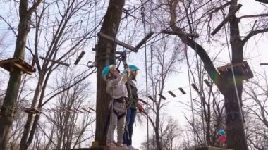 the children learn to climb the rope Park.