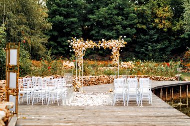 Açık hava düğün töreni için bir kemer. dekor 