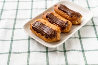 kek çikolatalı krema masa örtüsü arka planda