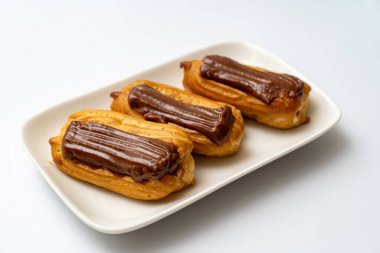 Beyaz arka planda çikolatalı pasta kreması