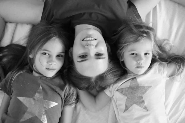 Ibu dan dua anak perempuan berbohong. hitam-putih . — Stok Foto