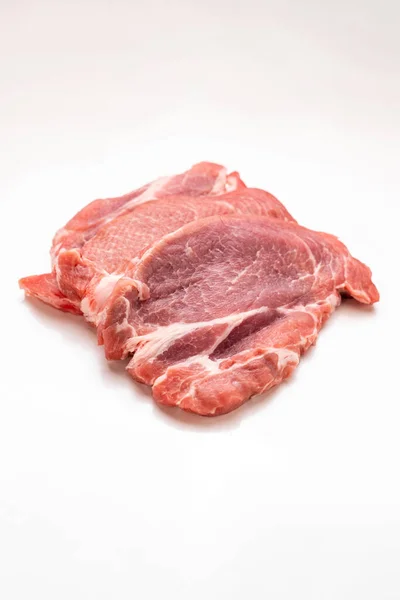 Pedazo de carne cruda, cuello de cerdo sobre fondo blanco . — Foto de Stock