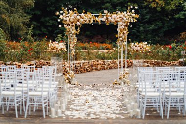 Açık hava düğün töreni için kemer.. 