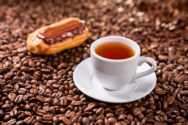 Chá, bolo de creme, em grãos de café de fundo — Fotografia de Stock