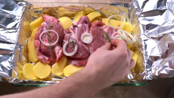 Sobre patatas crudas y cuello de cerdo poner ramitas de tomillo . — Vídeos de Stock