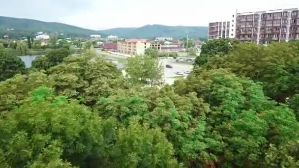 Goryachy Kluch city, over trees and lake Krugloe — Stockvideo
