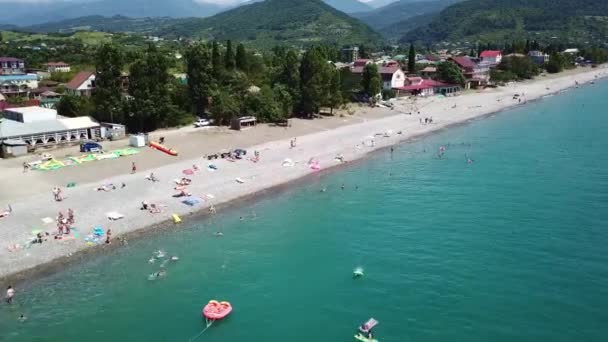 Julho 2017 veranistas perto da fronteira da Abcásia — Vídeo de Stock