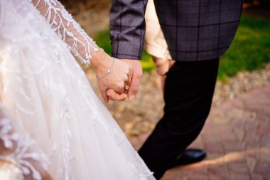 Gelin ve damat el ele tutuşun.. 