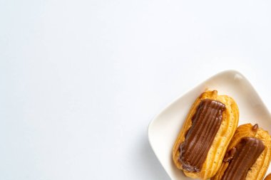 Kremalı pasta, beyaz arka planda çikolatalı krema.