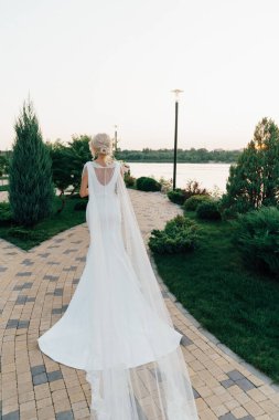 gelin beyaz elbise geri manzara yeşil çimen ve nehir