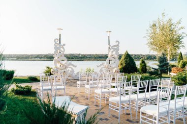 Nehre karşı beyaz bölgede düğün töreni. gün.