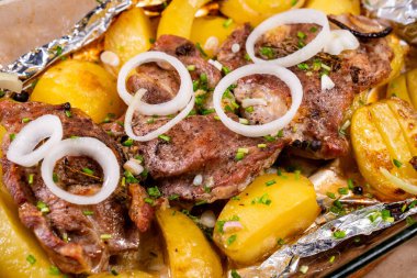 Folyo kaplı domuz boyunlu, patatesli ve soğanlı.