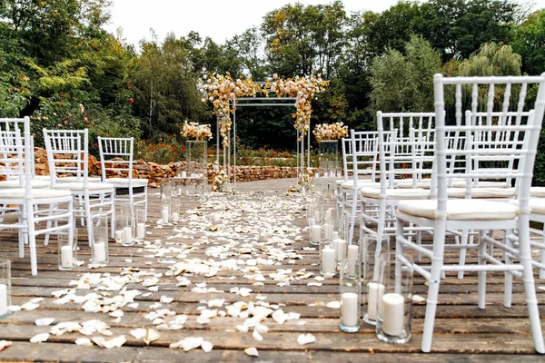 Açık havada düğün töreni için kemer. 