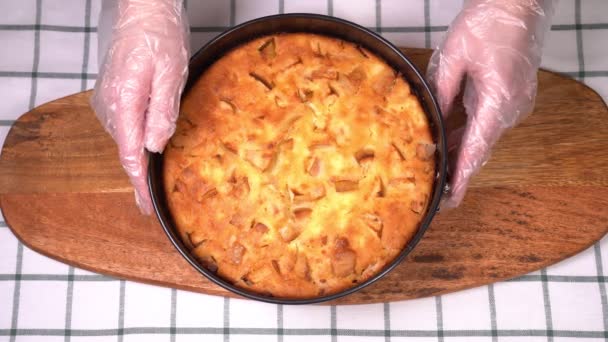 Pastel hecho en casa sacar forma desmontable para hornear — Vídeos de Stock