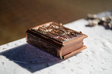 İncil ya da dua kitabı Ortodoks Kilisesi 'nde masanın üzerinde.