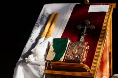 Kilisede ambülansta düğün için gerekli eşyalar..