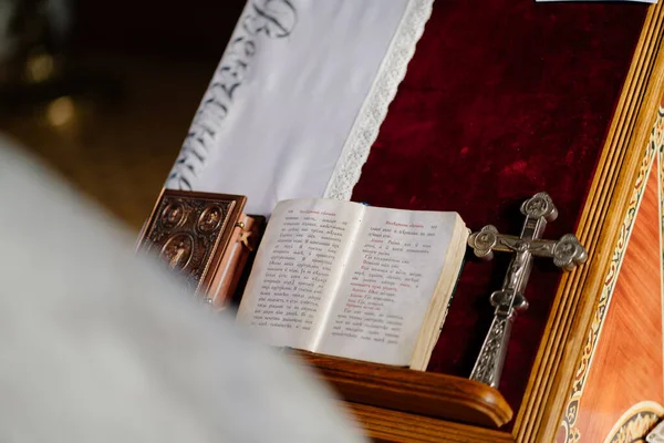 Artículos para el sacramento de la boda en ambo Iglesia . — Foto de Stock