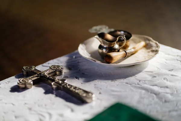 Föremål för sakrament bröllop på bordet i kyrkan — Stockfoto