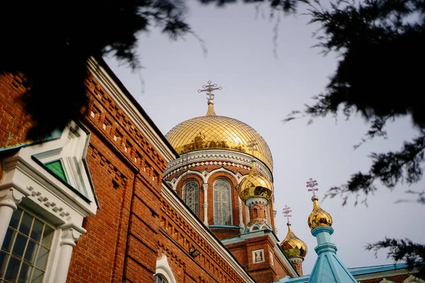 Golden domes of Orthodox Church sky background — Stock Photo, Image