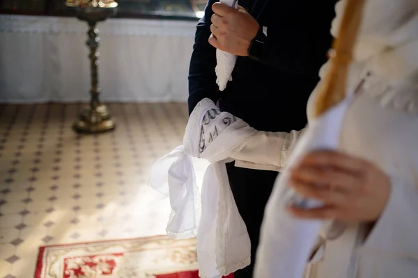 Mâini mire mireasă asociat cu prosop la nuntă — Fotografie, imagine de stoc