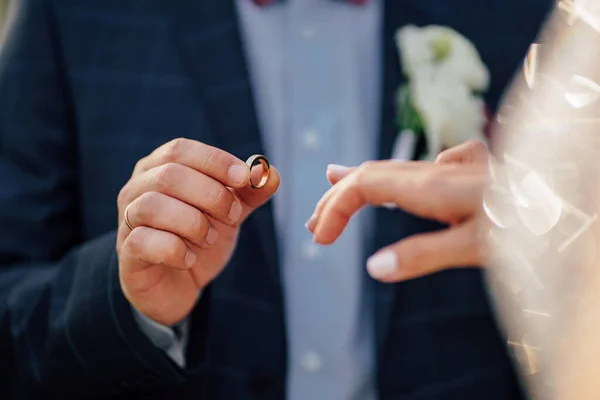 La novia y el novio se ponen unos a otros anillos . — Foto de Stock