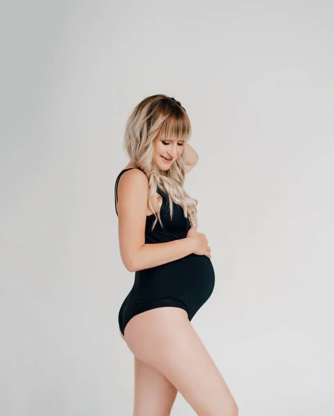 Gravid stå svart body på vit bakgrund — Stockfoto